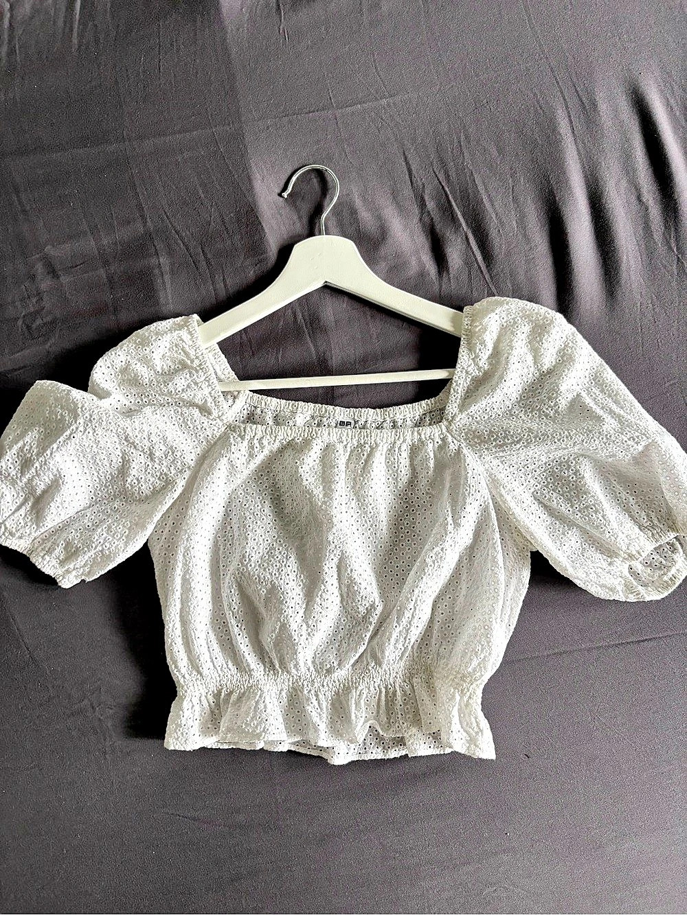 UNIQLO Eyelet Puff Sleeve Crop Top in White Size Small